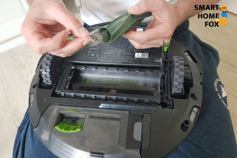 Волосы удаляются из главной щетки Roomba i7 Plus.